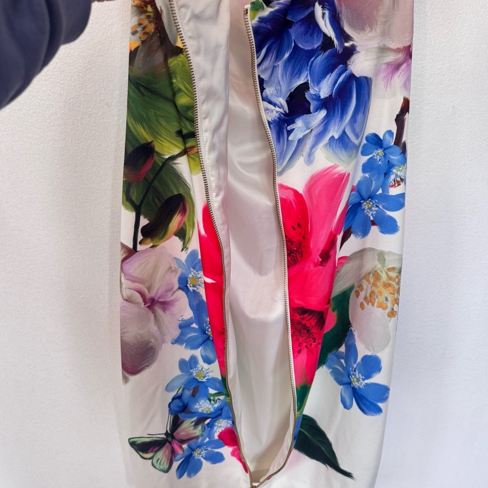 Ted Baker Floral White and Red Sleeveless Sweetheart Bodycon Midi Dress - Picture 14 of 16